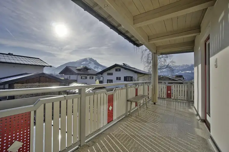 Helle sehr großzügige 4-Zimmer Wohnung mit sonnigem Balkon und perfekter Aussicht