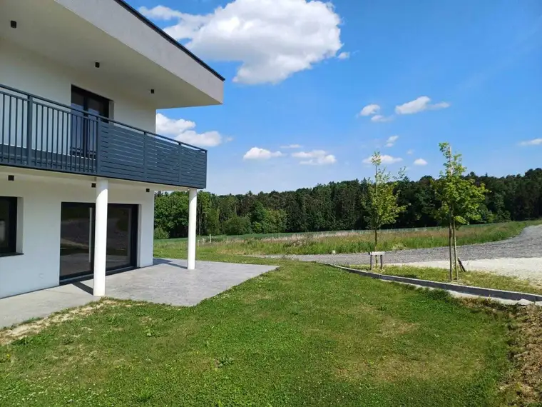 SONNE-RUHE-KOMFORT stilvoll wohnen im modernen Neubau mit Terrasse, Doppelcarport