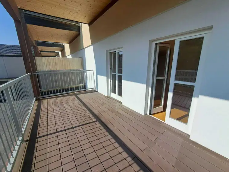 Bestlage-nahe Stadtzentrum, sanierte 2 ZI mit großem Balkon und Carport