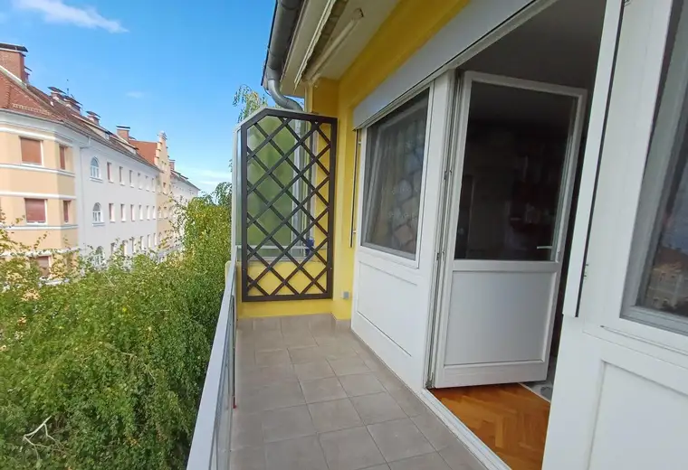 Nahe Stadtzentrum - Generalsanierte 3 ZI mit 2 Balkone und Garage