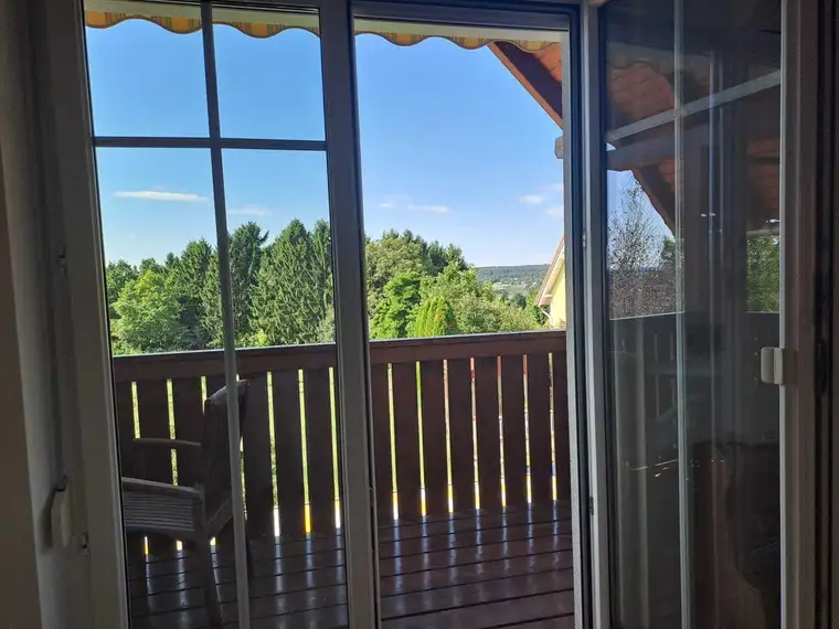 Schöner Ausblick, sonnige 2ZI mit Balkon und Garten, Klimaanlage und Parkplatz