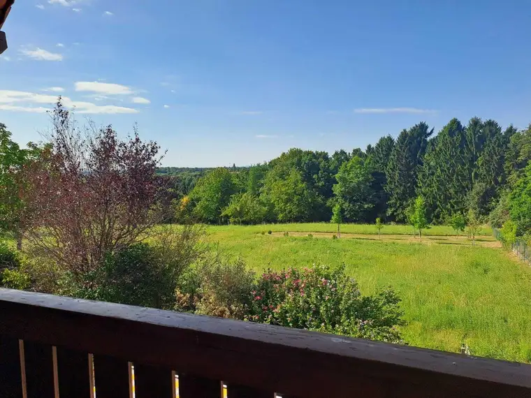 Schöner Ausblick, sonnige 2ZI mit Balkon und Garten, Klimaanlage und Parkplatz