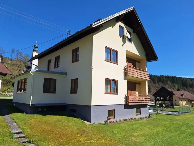 Gepflegtes Zweifamilienhaus zum direkt Einziehen und wohnen.