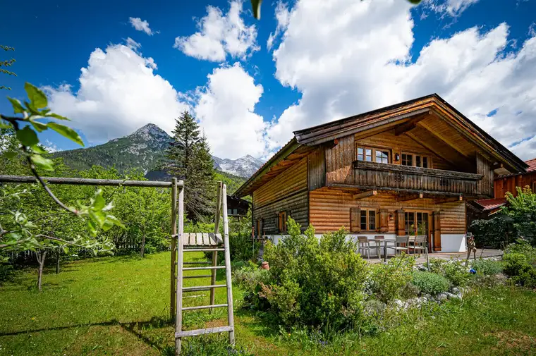 Rückzugsort in sonniger Ruhelage, umgeben vom Bergpanorama