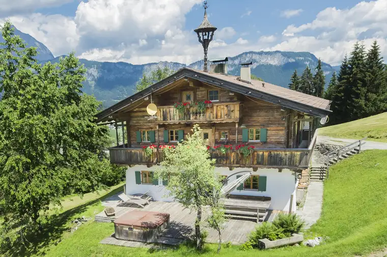Unikates Bauernhaus in sonniger Aussichtslage, „Ski In“
