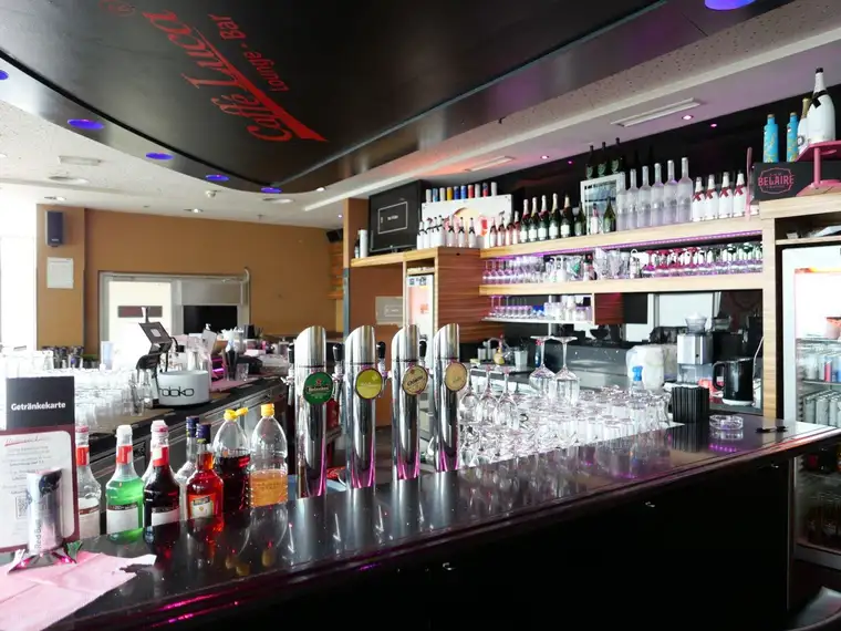 Moderne Lounge Bar  - Flughafennähe