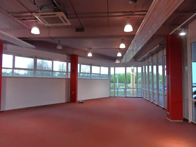 Geschäftslokal - große Fensterauslagen - nahe Flughafen