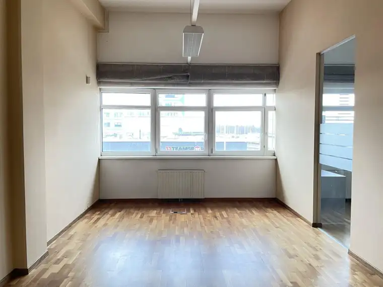 Kleines helles Eckbüro - nahe Flughafen / Autobahn - Wals/Himmelreich