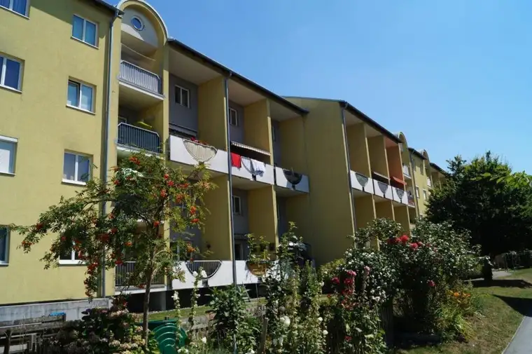 Gemütliche 2-Zimmer Wohnung mit Loggia und Stellplatz!