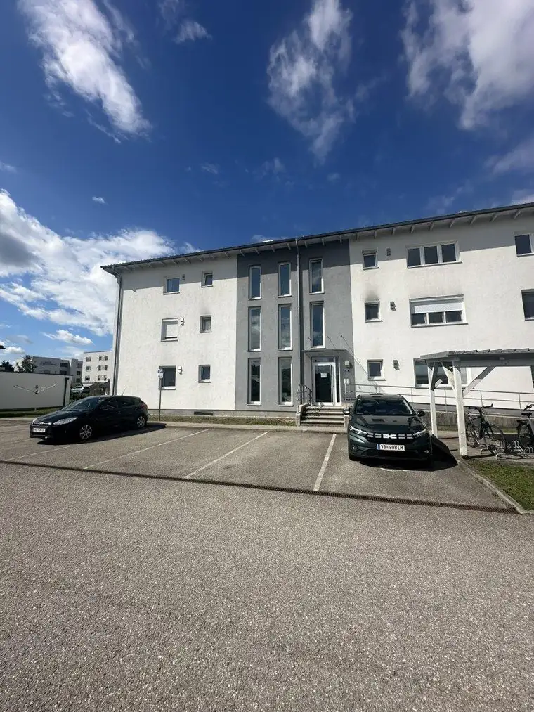 Großzügige 4-Zimmer-Wohnung mit Loggia und 2 KFZ-Stellplätze