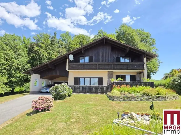 Großzügiges Zweifamilienhaus mit weitläufigem Grundstück und Waldanteil.