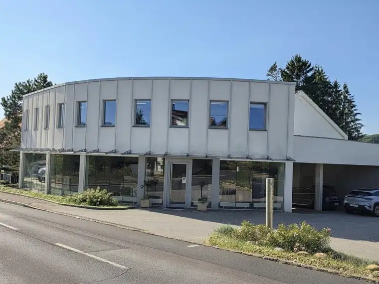 Modernes, repräsentatives Firmengebäude mit großzügiger Ausstellungs- und Bürofläche – optimale Autobahnanbindung!