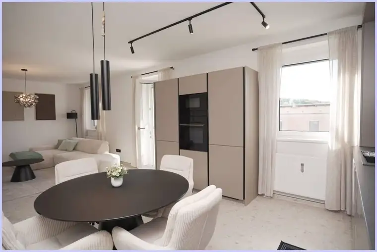 Traumhaft schöne, komplett sanierte Wohnung. Sehr gute Lage, Balkon, 3 SZ, Küche, Garten, Parkplatz.