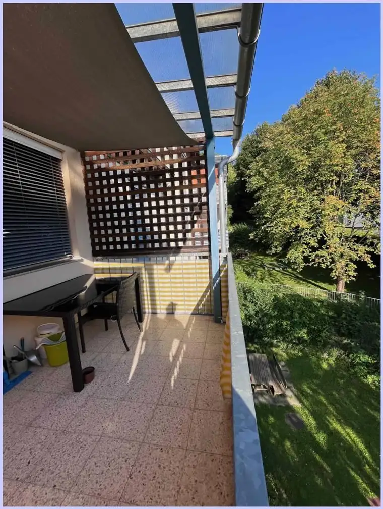 Zentrale ruhige Wohnung mit 76m2. 2 Schlafzimmer, Balkon, Wohnzimmer, Küche, Keller, Parkplatz.