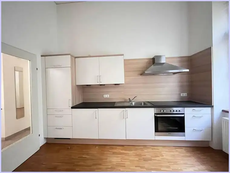Hübsche 2-Zimmer Wohnung in zentraler Lage. Wohn-Essraum mit Küche, 1 SZ, Bad, WC, Parkplatz