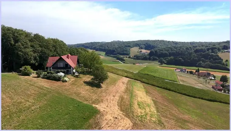 Sensationeller Ausblick und Ruhepol. Wohnhaus mit 2 Wohneinheiten, großer Garten, Garagen, Feldbach.
