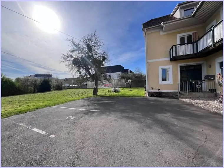 Schöne liebe Wohnung in grüner Lage. Wohnbereich, 1 Schlafzimmer, Küche, Bad/WC, Parkplatz, Garten