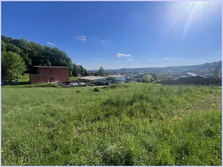 Wunderschöner und perfekter Baugrund im Ort, schöne Lage, sonnig, Waldrand, voll aufgeschlossen!