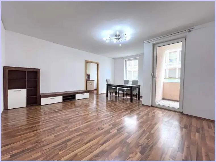 Tolle zentrale Wohnung, 2 Schlafzimmer, 1 großer Wohnraum, Küche, Bad, WC, AR, Loggia. 72m2