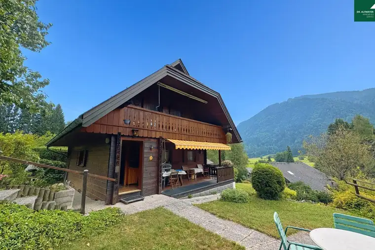 Charmantes Holz-Wohnhaus in Ruhelage am Fuße des Dreiländerecks mit Garten, Balkon &amp; Carport für 205.000 Euro
