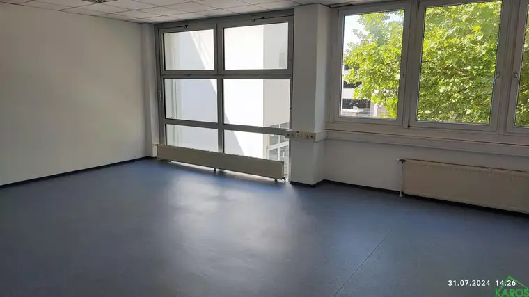 SONNIGER BÜROSTANDORT AN DER A22!