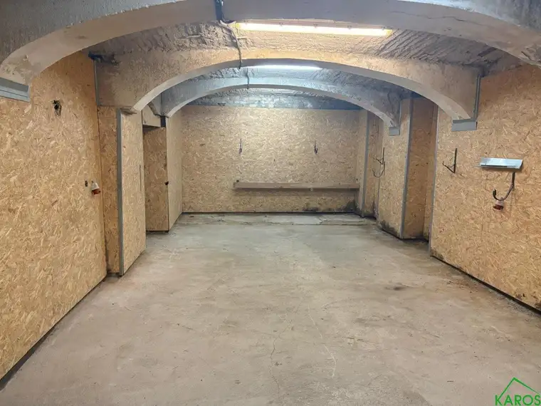 Lagerfläche mit Sanierungspotenzial – ideal für Baufirma oder Gewerbebetrieb 128m² im 15. Bezirk, Wien!