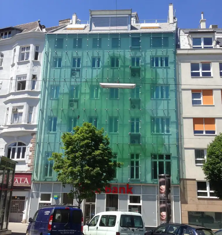 Sanierter Altbau - 2-Zimmer-Wohnung mit Balkon im begrünten Innenhof - Tiefgaragenstellplatz im Haus