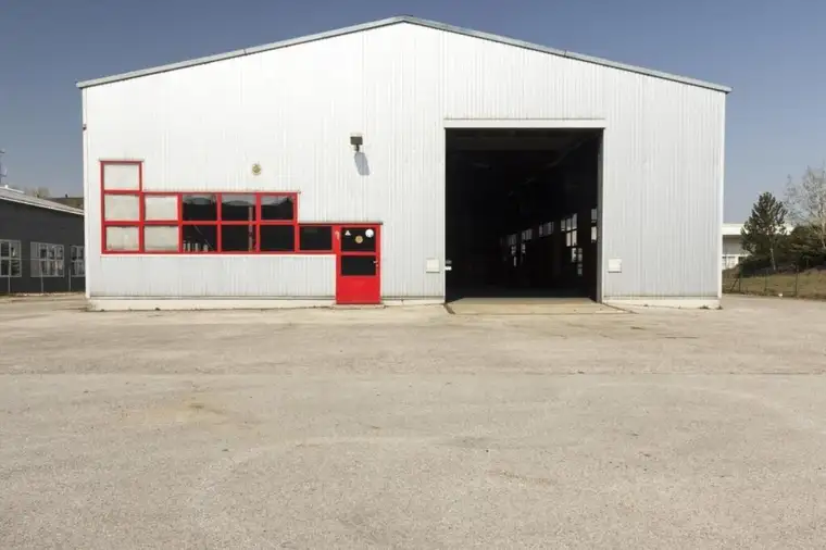 Firmenstandort in Fischamend: Warmhalle für Produktion und Lagerung/Werkstatt/Büro mit freiem Grundstück