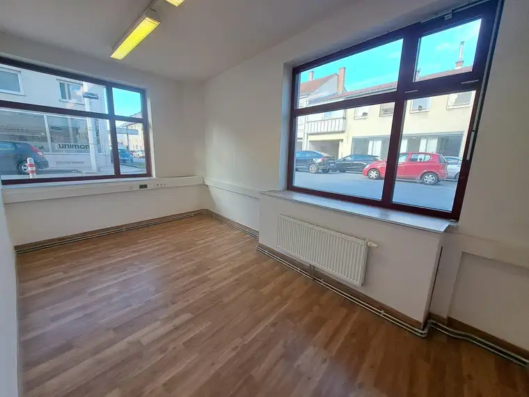 Straßenseitiges Kleinbüro mit Auslagemöglichkeit