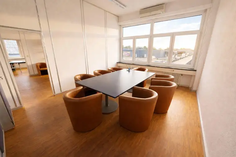 Helle Büroflächen im 1.Stock- halbes Geschoss verfügbar!