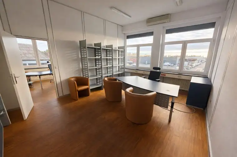 Zweiräumiges helles Kleinbüro