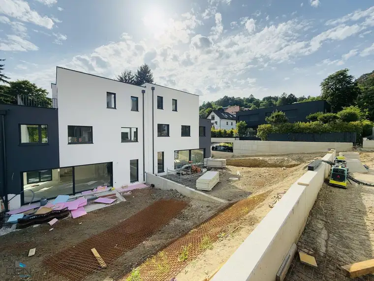 PREISREDUKTION! EXKLUSIVE 4-5 ZIMMER DOPPELHAUSHÄLFTEN MIT FREIFLÄCHEN IN GRÜNRUHELAGE!