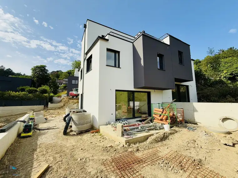 PREISREDUKTION! EXKLUSIVE 4-5 ZIMMER DOPPELHAUSHÄLFTEN MIT FREIFLÄCHEN IN GRÜNRUHELAGE!