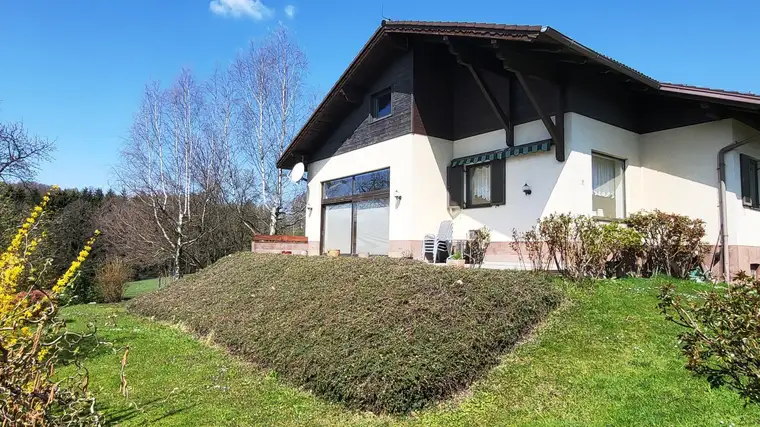 BUNGALOW IN IDYLLISCHER UND UNVERBAUBARER HÖHEN - FERNSICHTLAGE