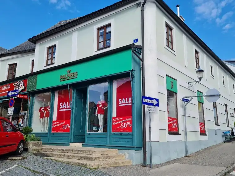 GESCHÄFTSLOKAL AM RATHAUSPLATZ IN BESTER FREQUENZLAGE