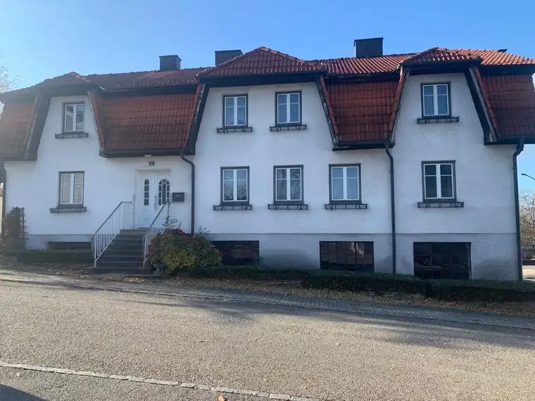 Neuer Preis ! Geräumiges Haus mit zwei Wohneinheiten u. Garagen - Auch für Wohnen und Gewerbe nutzbar