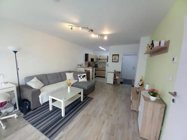MÖBLIERTE STARTER-WOHNUNG MIT BALKON UND GARAGENPLATZ