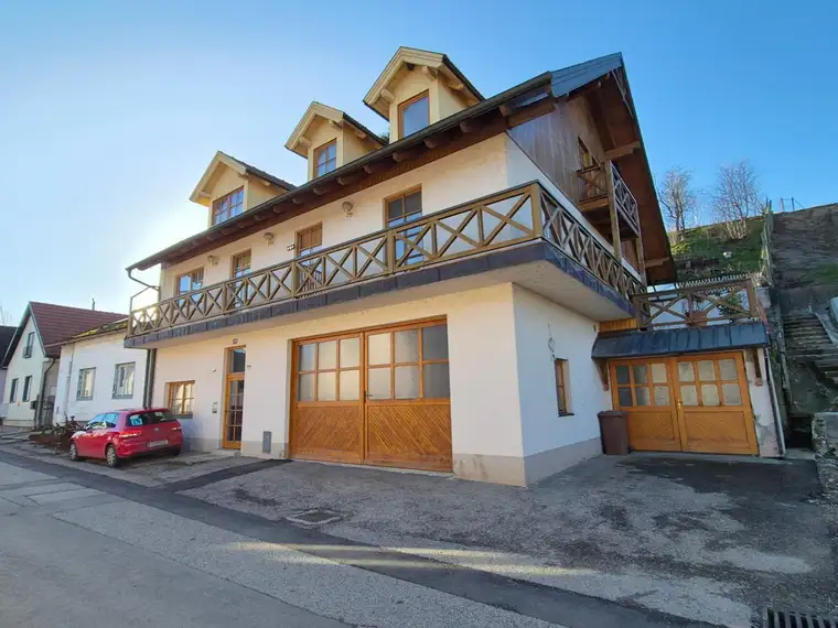 KLEINES ZINSHAUS MIT 7 WOHNEINHEITEN UND EINEM LAGER