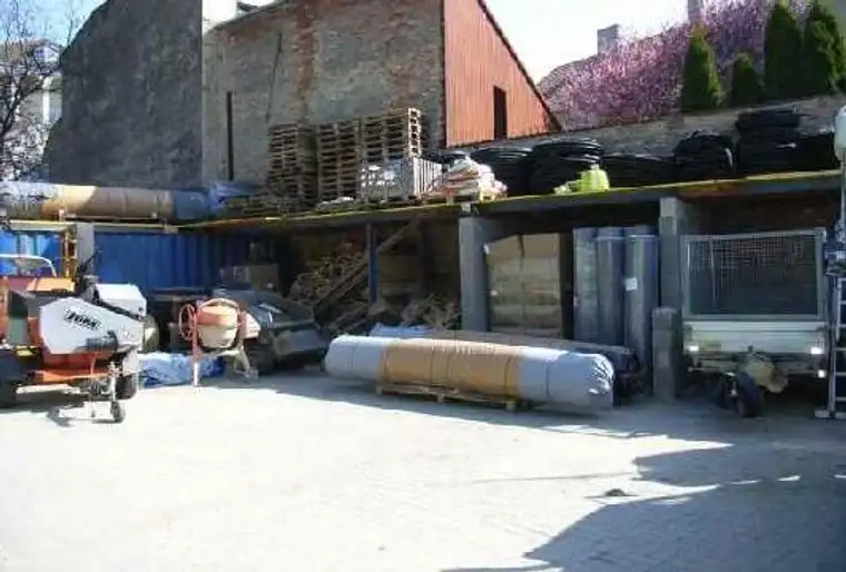 BAUGRUND MITTEN IM ZENTRUM VON STREBERSDORF mit Altbestand