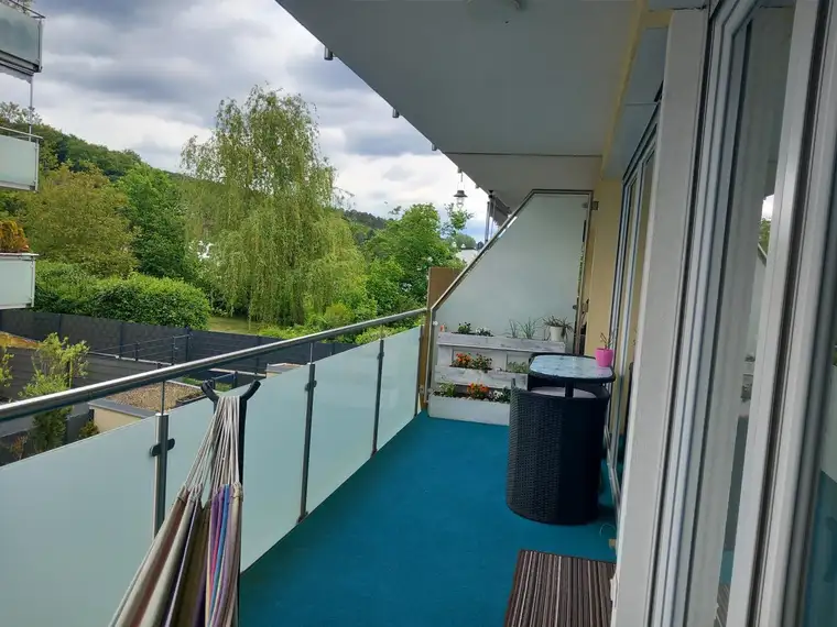 MÖBLIERTE STARTER-WOHNUNG MIT BALKON UND GARAGENPLATZ