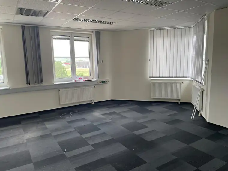 Büroflächen mit ca. 270m² neben der Autobahnauffahrt der S33 zu mieten
