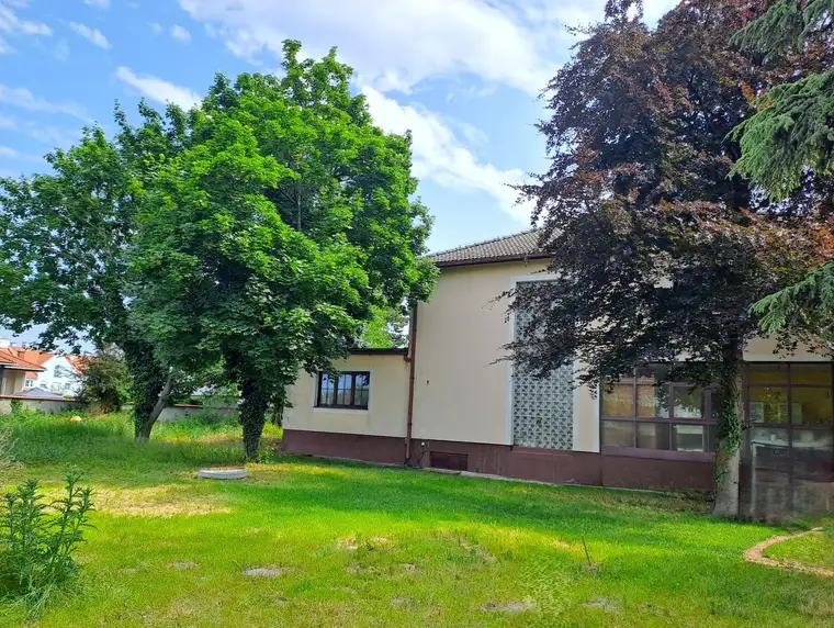 GROSSER EBENER GARTEN MIT TEILSANIERTEM HAUS MIT 2 WOHNEINHEITEN NAHE WIEN