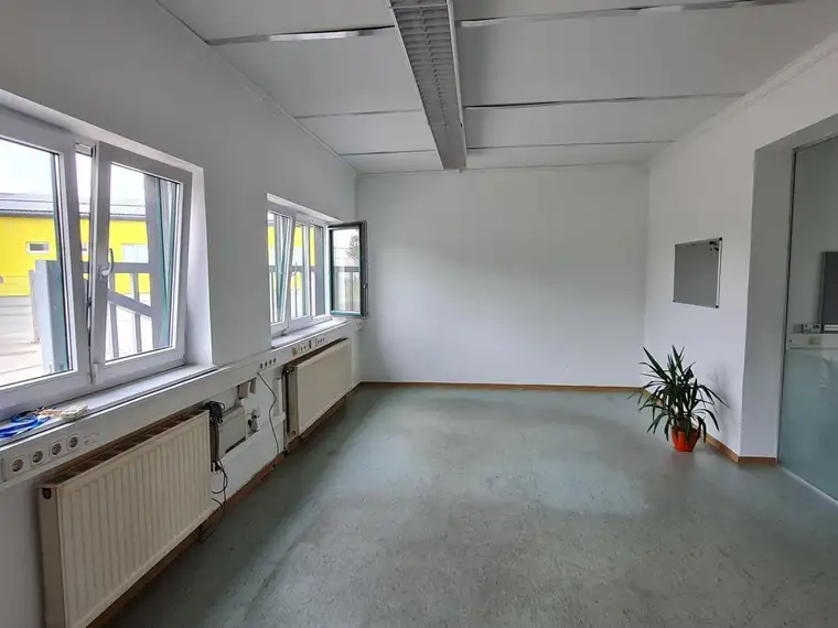 BÜROGEBÄUDE MIT LAGER / GARAGE
