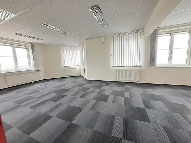 Büroflächen von ca. 100m² -270m², im Gewerbegebiet! neben der Autobahnauffahrt der S33