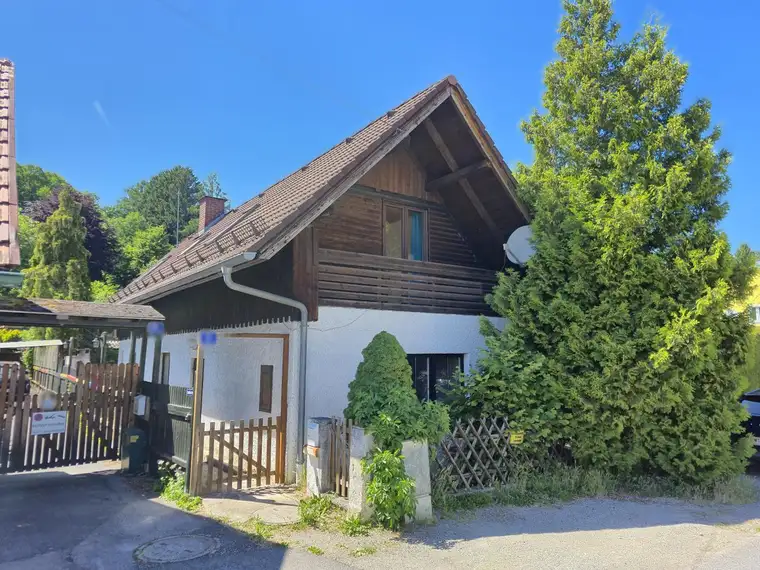 HAUS AUF KLEINEM GRUND IN GUTER LAGE