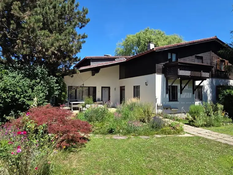 GERÄUMIGES EIN / ZWEIFAMILIENHAUS IN SONNIGER LAGE
