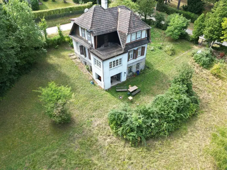WIENERWALDVILLA AUF EINEM GROSSEN GRUNDSTÜCK IN EICHGRABEN