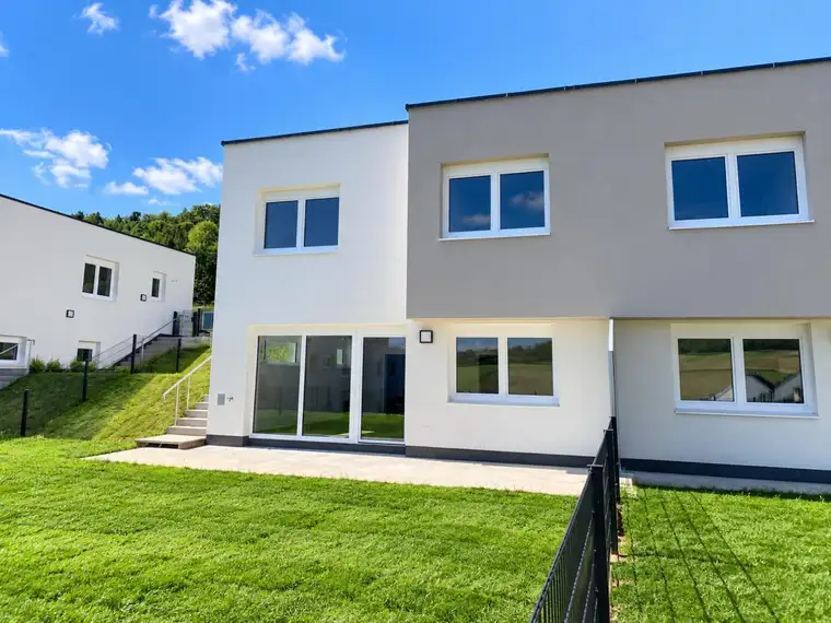 Neue 4-Zimmer-Reihenhäuser in erhöhter Lage. Provisionsfrei!