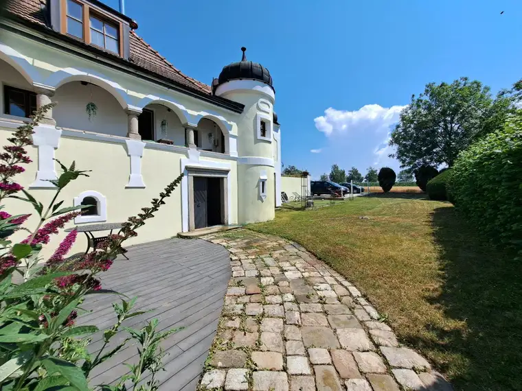 Romantisches kleines "Schlössl" in Alleinlage!