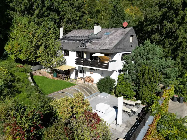 AUSSERGEWÖHNLICHES HAUS IN GRÜNRUHELAGE MIT POOL UND EINLIEGERWOHNUNG